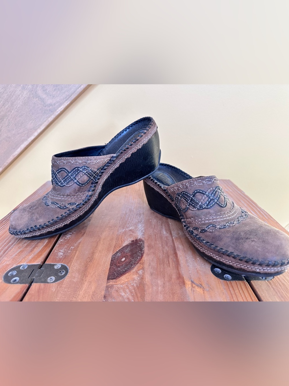 Clarks Woman Brown Embroidered Wedge Mules